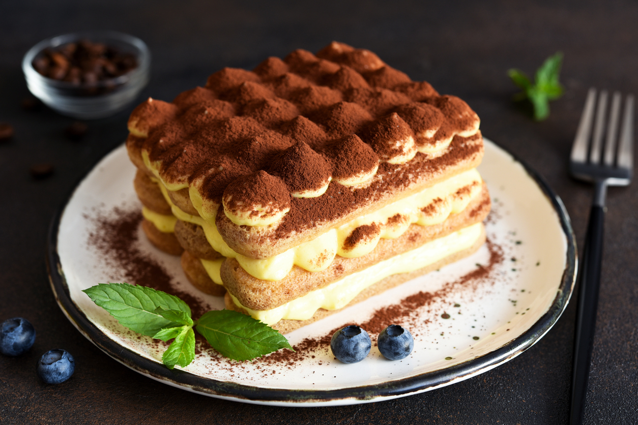 Prăjitură tiramisu pe o farfurie