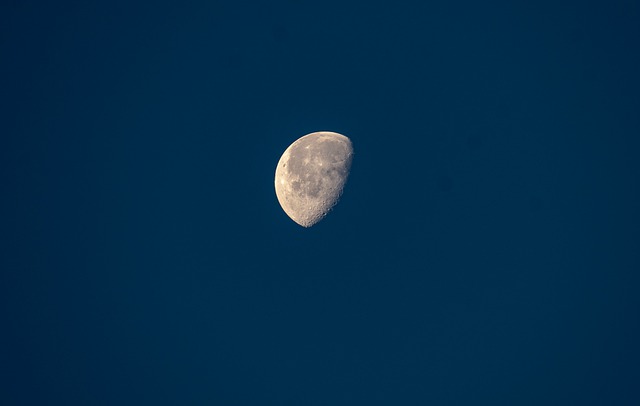 Lună pe cer în scădere