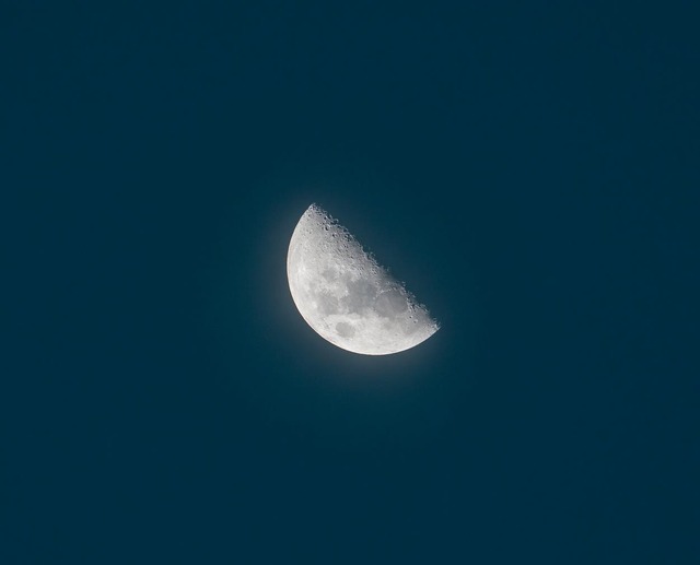 Luna pe cere în faza ultimul pătrar
