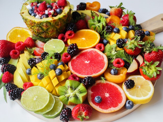 Platou cu mai multe fructe 