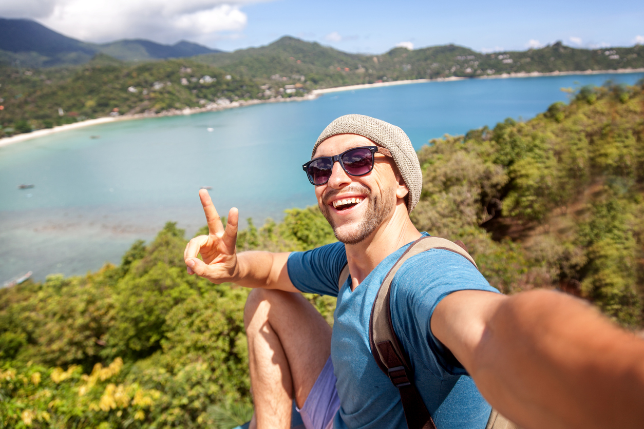 Bărbat care își face un selfie lângă un lac