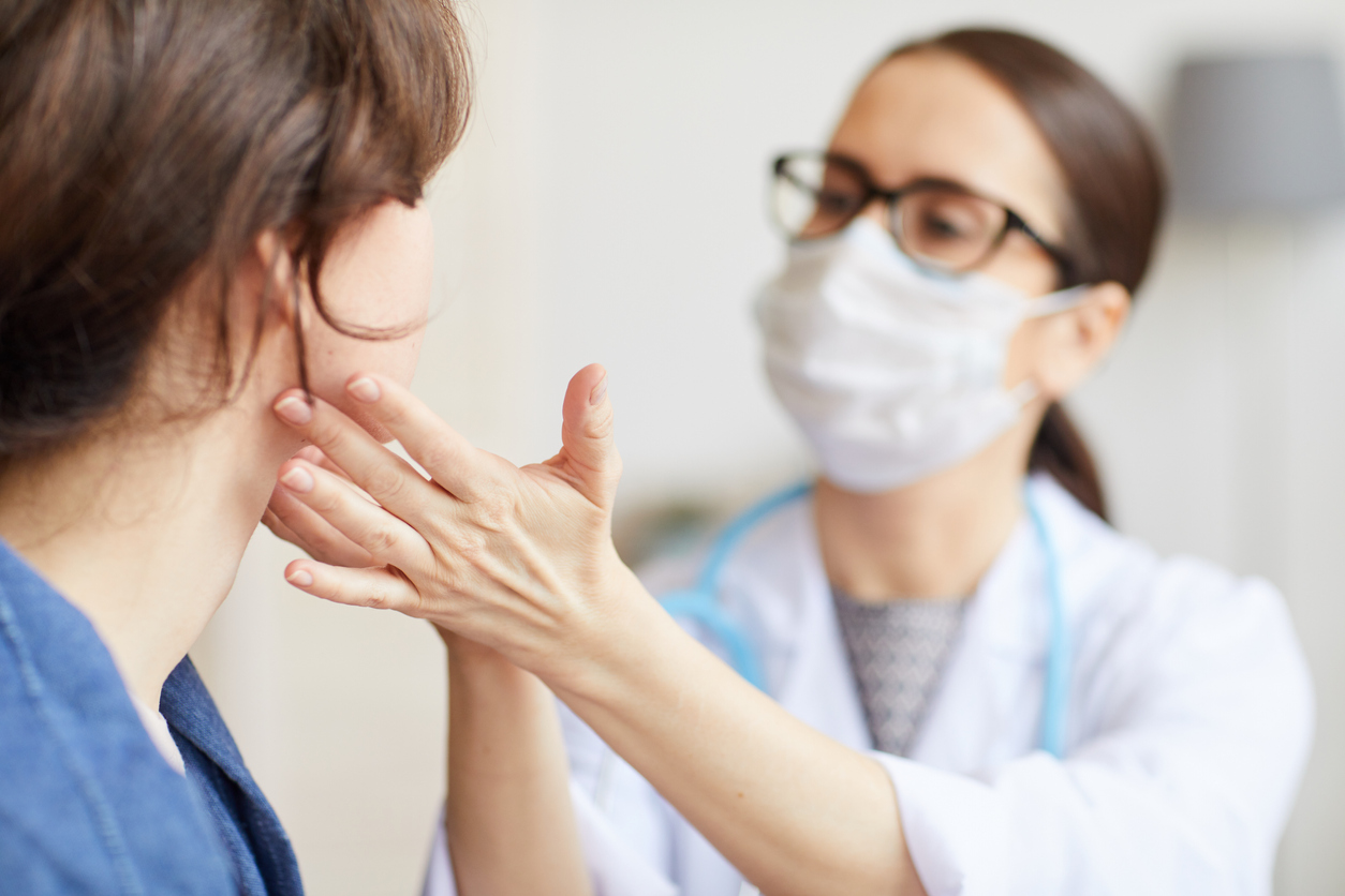 Doctor care consultă un pacient