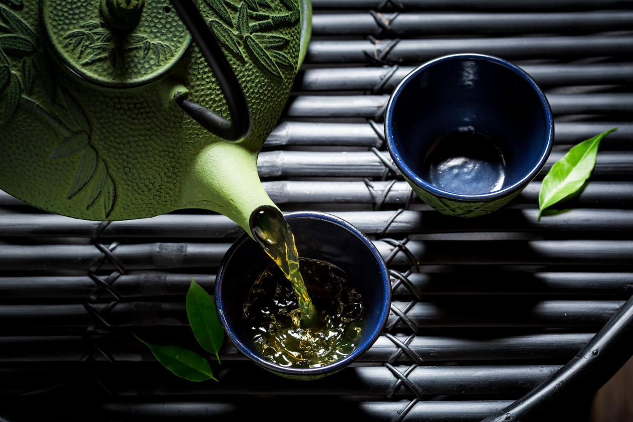 Ceainic și ceai verde pe o masă