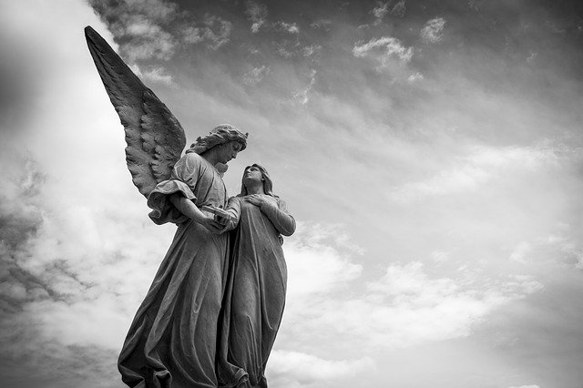Statuie cu o femeie și un înger