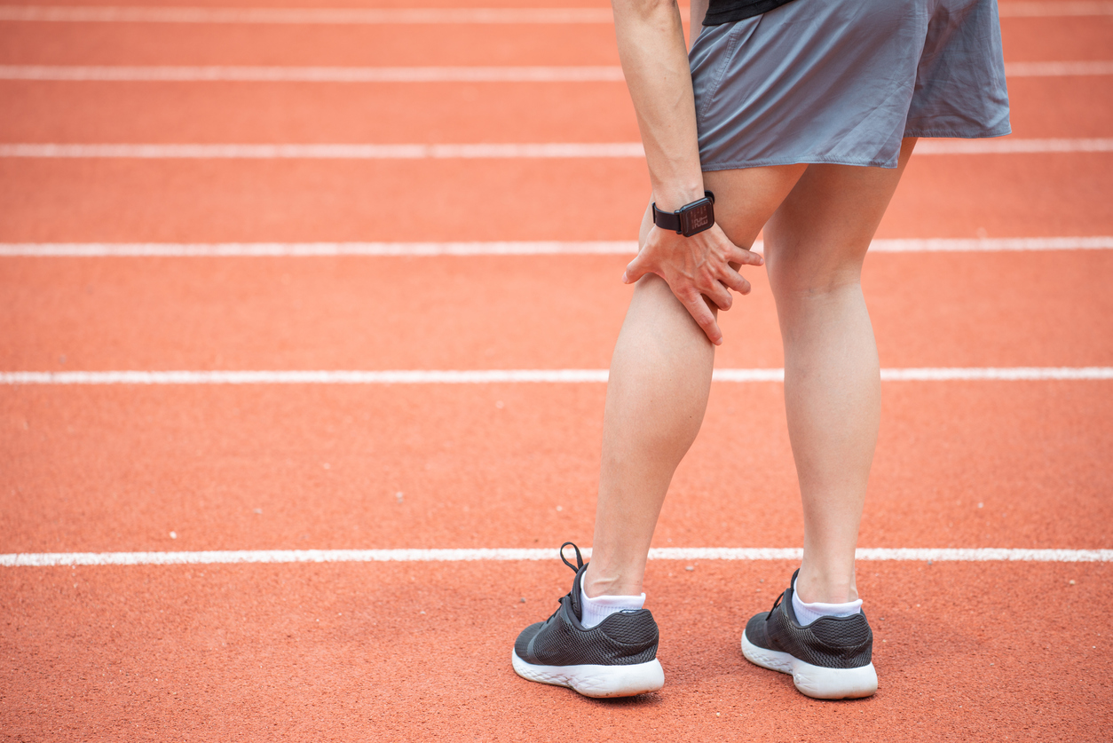 Sportivă cu mâna în spatele genunchiului