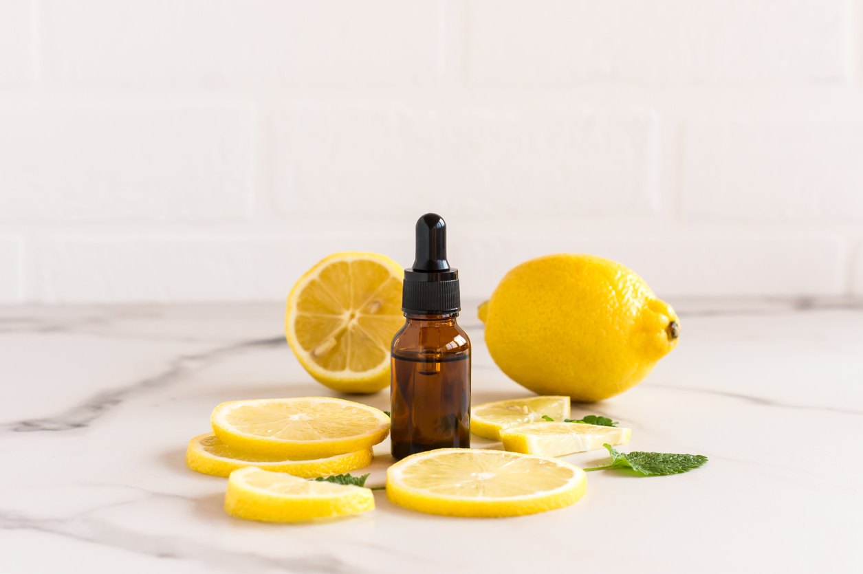 Fiola de vitamina C si felii de lămâie