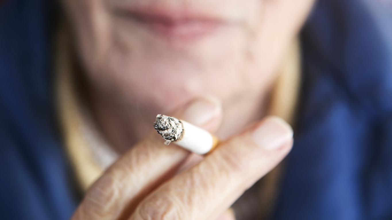 Femeie în vârstă care fumează