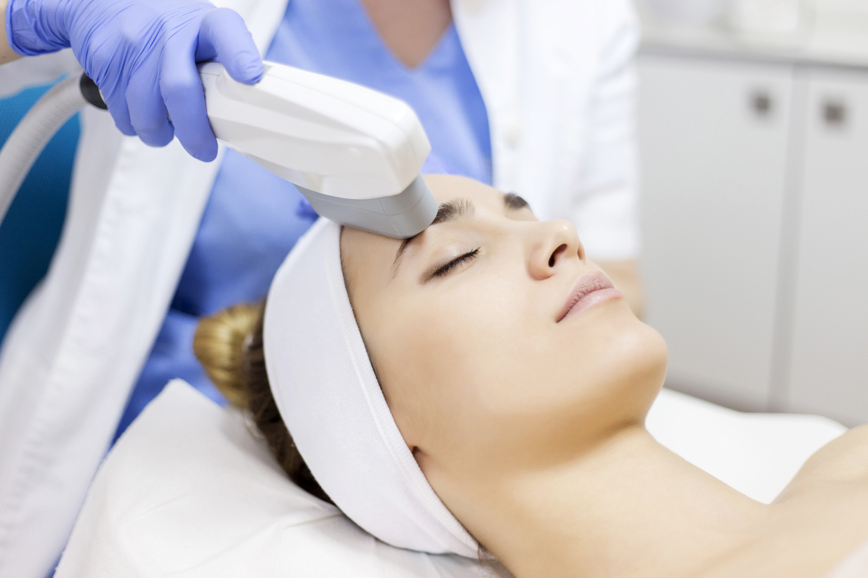Femeie care își face tratament cu laser pentru față