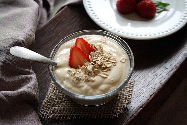 Bol cu iaurt, căpșuni și cereale integrale