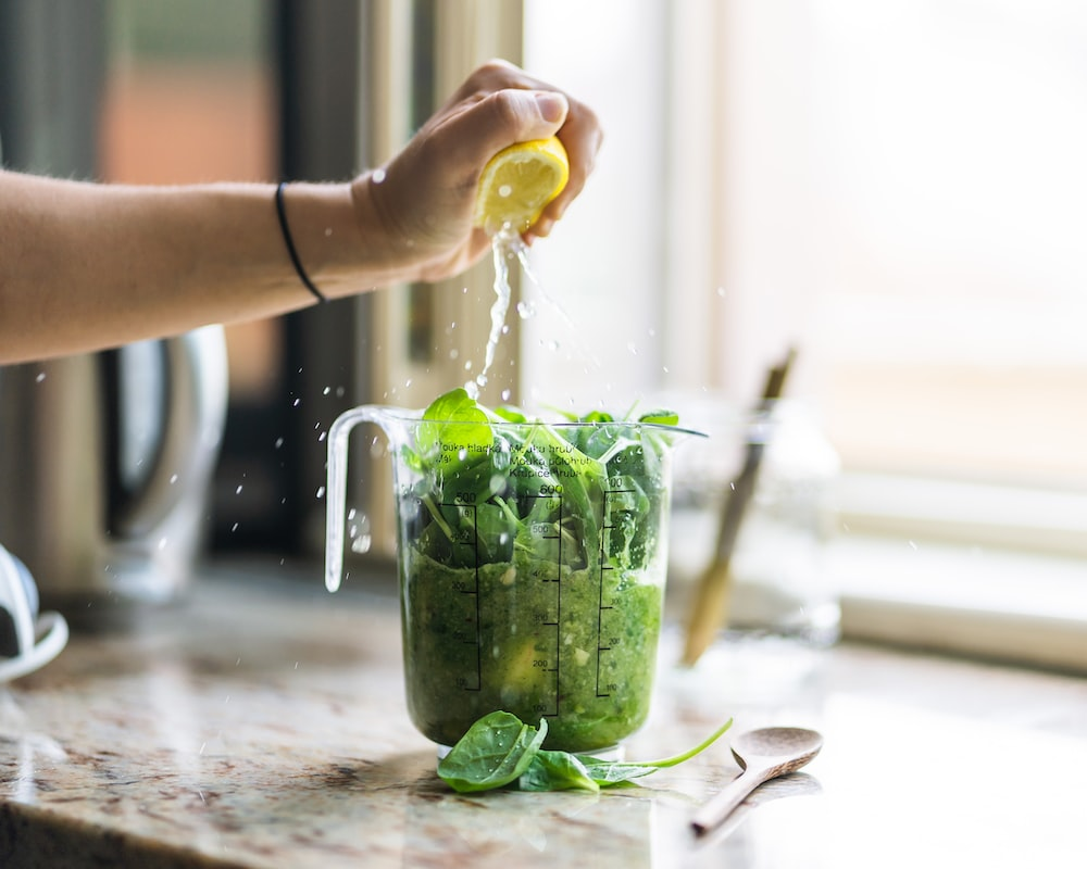 Persoană care își face un smoothie verde