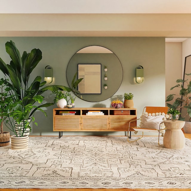 Oglindă mare rotundă pe un perete și plante verzi decorative