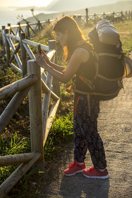 Turistă cu un rucsac în spate