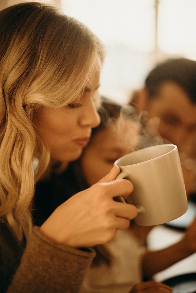 Femeie care bea un ceai cald