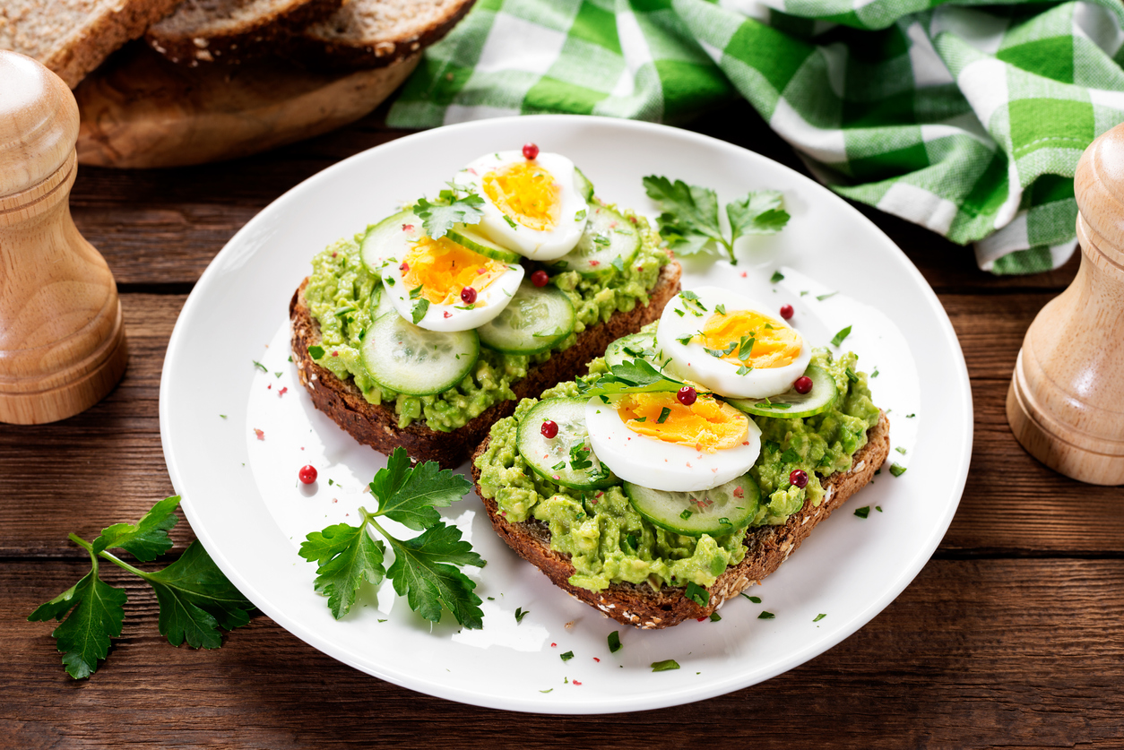 Salată de avocado pe pâine prăjită