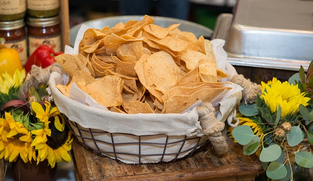 Chips-uri de tortilla într-un coș pe masă
