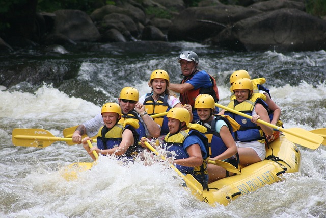 Persoane care fac rafting pe râu