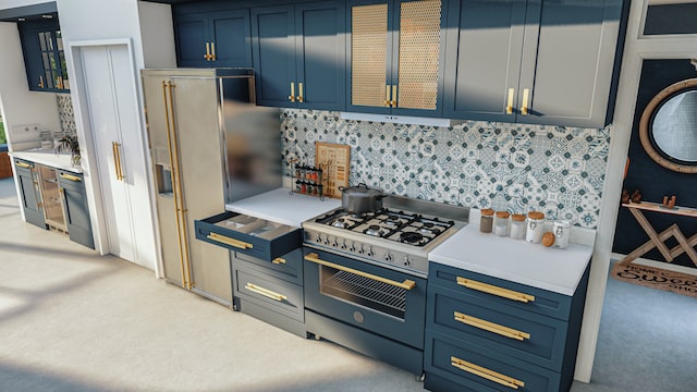 Bucătărie albastră cu butoane aurii
