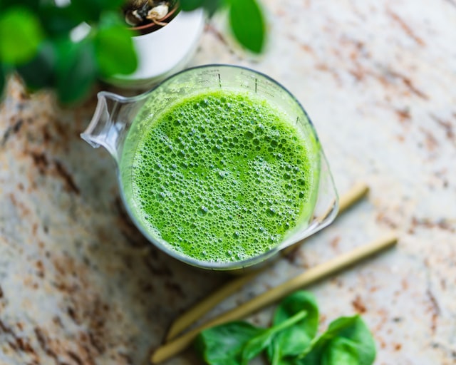 Pahar cu smoothie verde