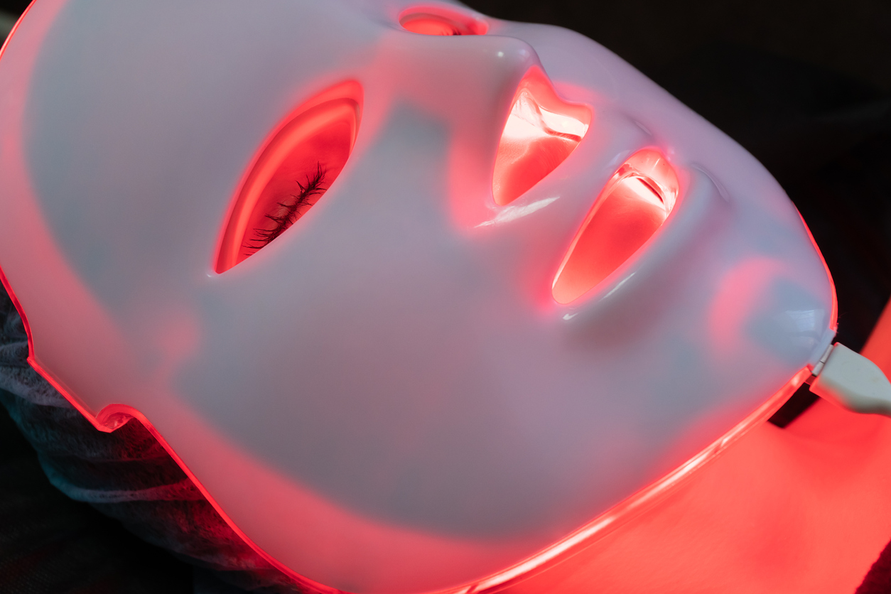 Femeie cu mască cu lumina led roșie