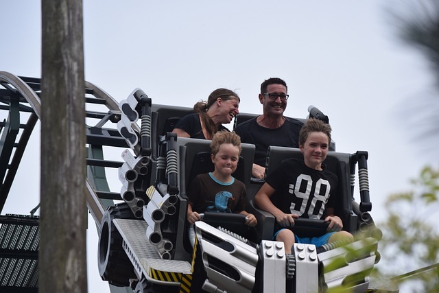 Familie care se dă în roller coaster