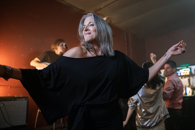 Femeie care dansează fericită