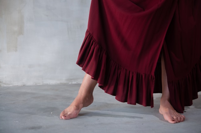 Femeie care dansează desculță