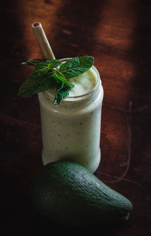 Smoothie cu avocado într-un borcan