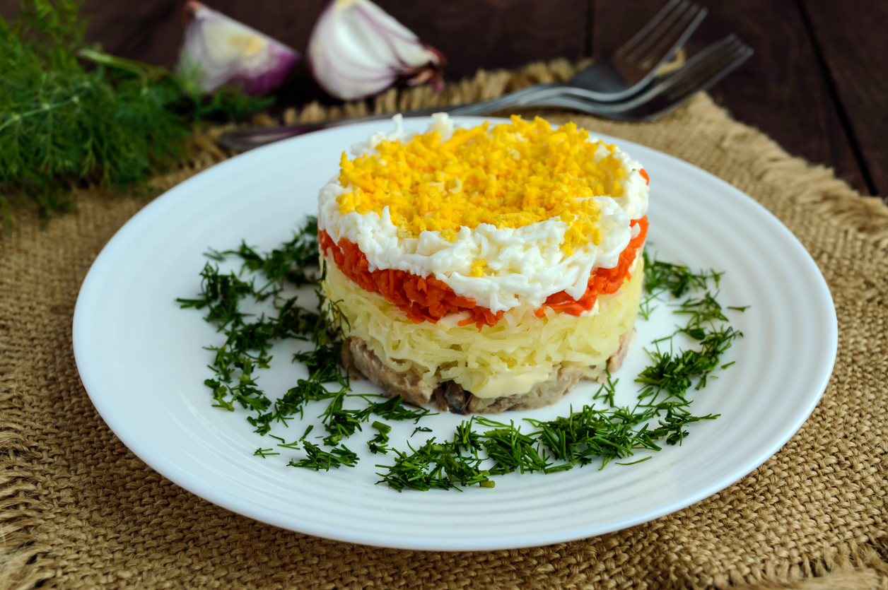 Salată mimoza în farfurie