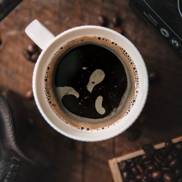 Ceașcă cu cafea neagră