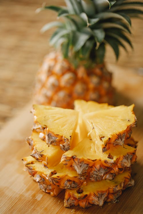 Ananas tăiat în bucăți