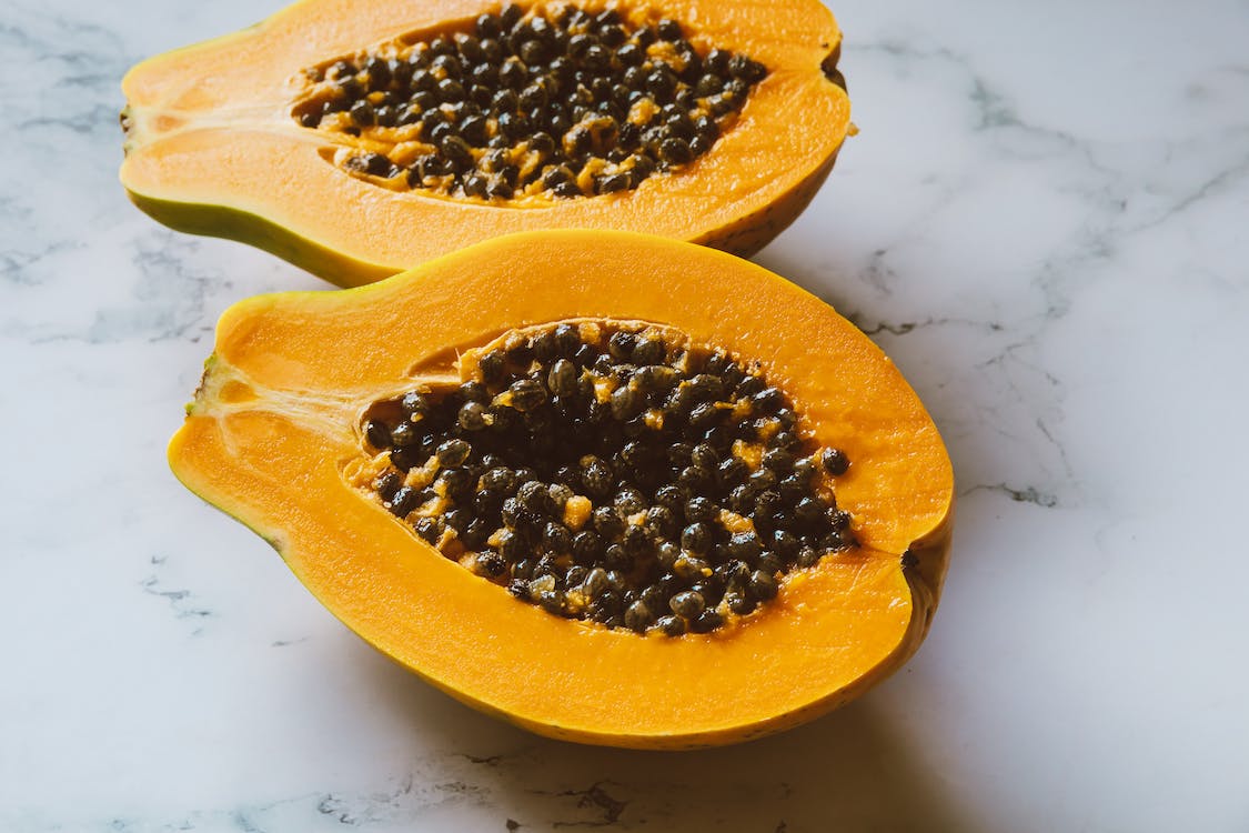 Fruct papaya tăiat în jumătate