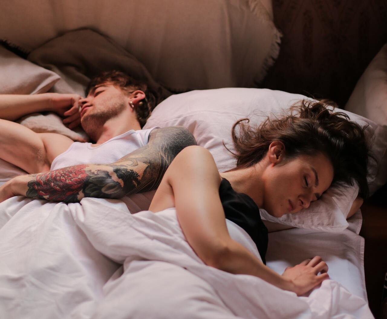 Cuplu care doarme în pat