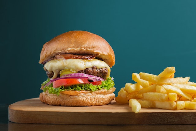Burger și cartofi prăjiți