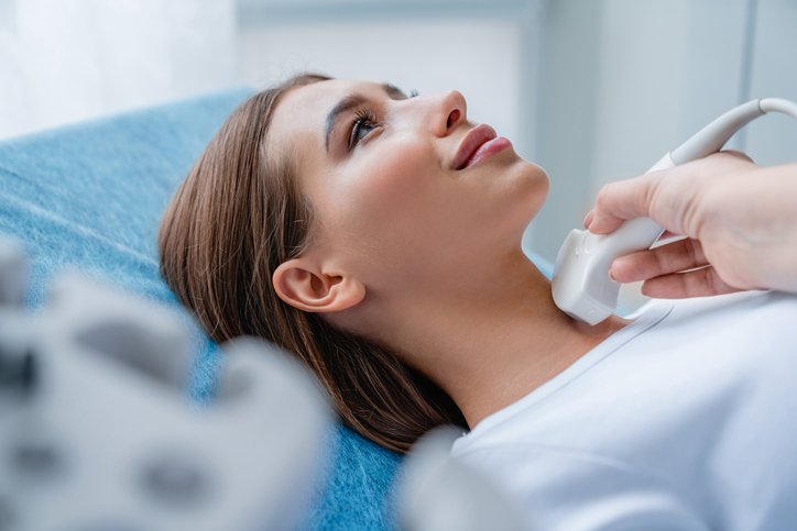 Femeie care își face ecografie la tiroidă