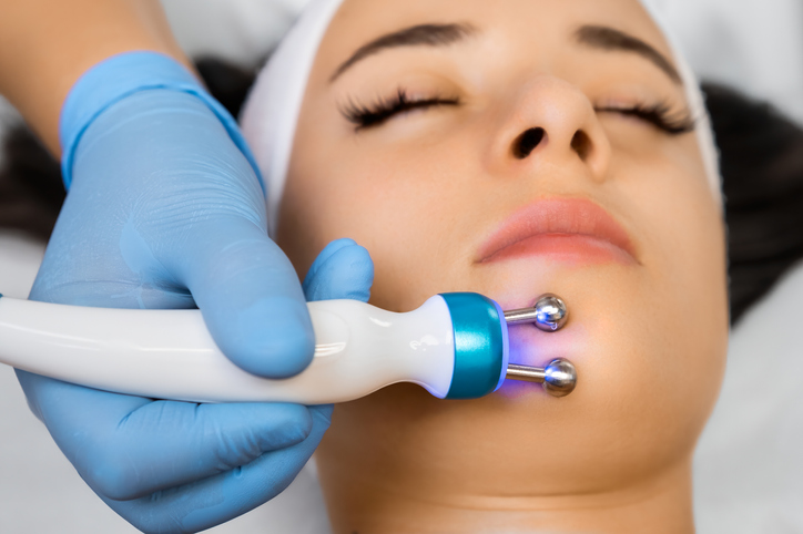 Masaj facial cu dispozitiv microcurent