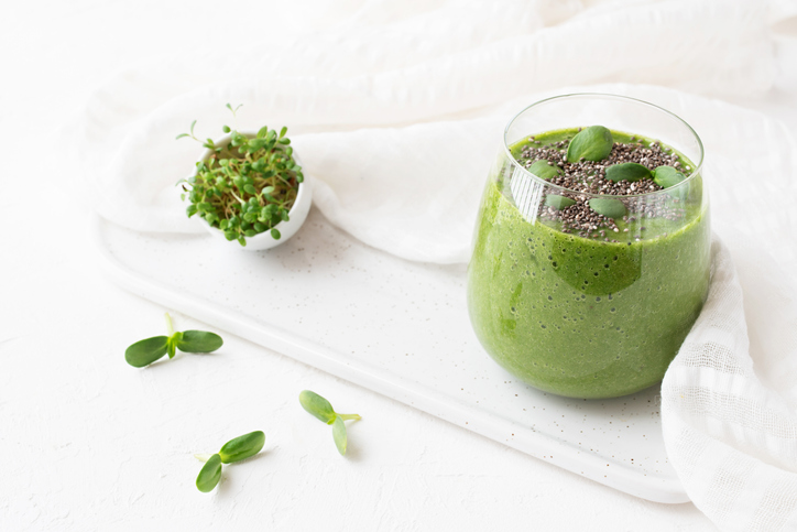 Pahar cu smoothie verde