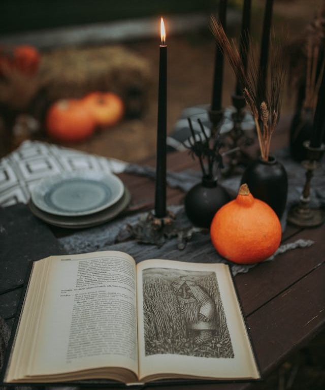 Carte de vrăjitorii și lumânare pe masă