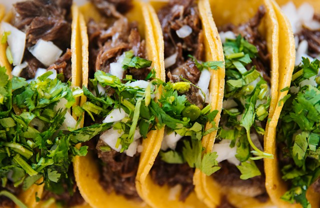 Mai multe tacos cu carne și mult pătrunjel