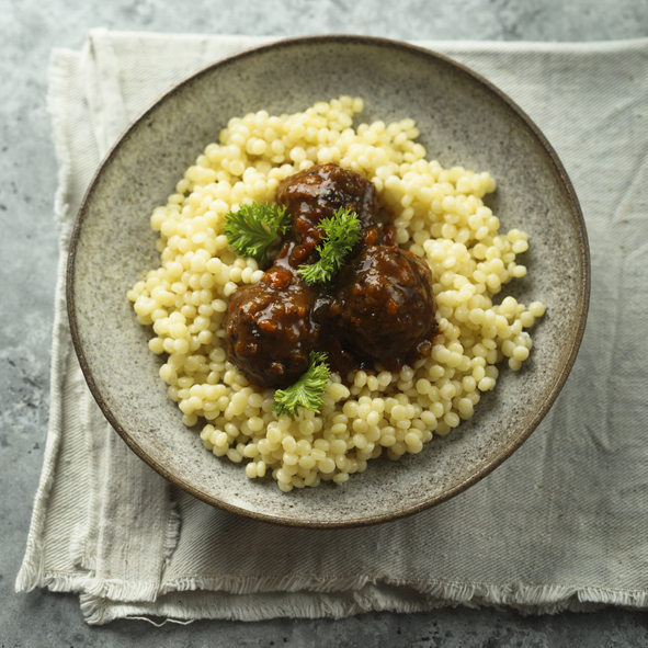 Carne și salata de bulgur în farfurie