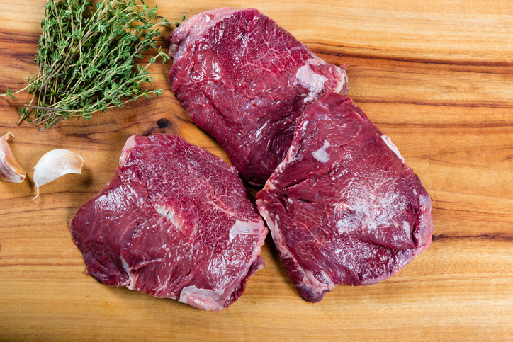 Bucăți de carne crudă de vită