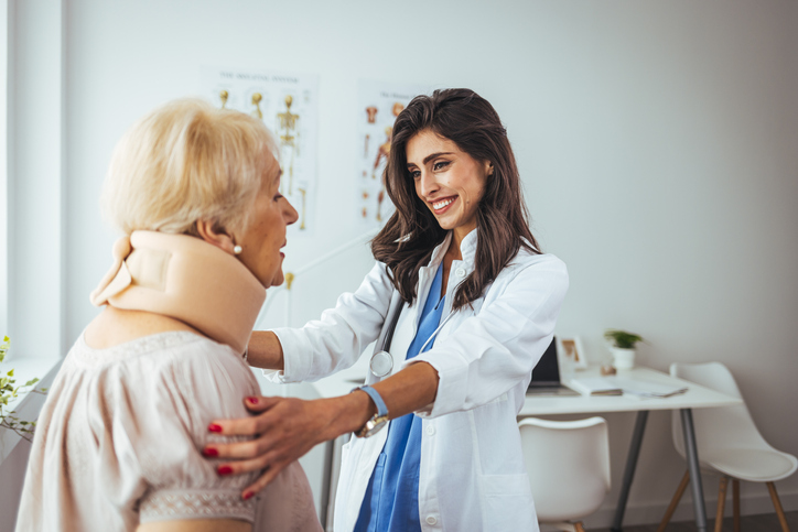 Persoană în vârstă cu guler cervical