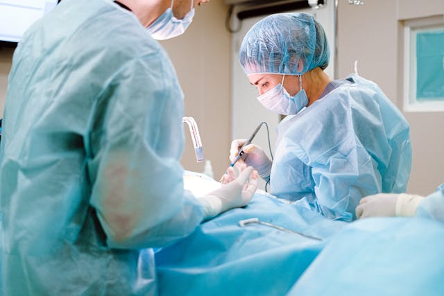 Medic chirurg care face o operație