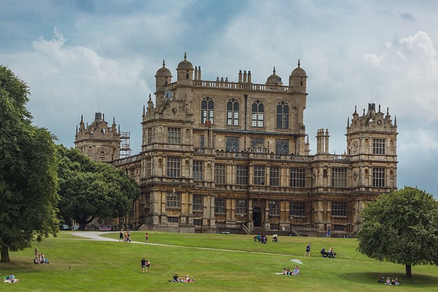 Oameni care stau pe iarbă la Wollaton Hall