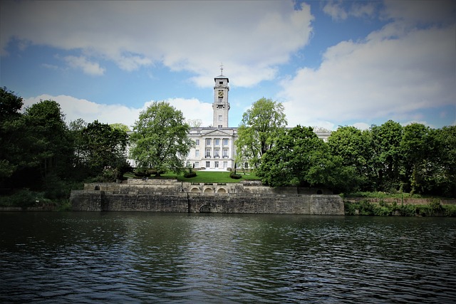 Clădire veche la lac în Nottingham