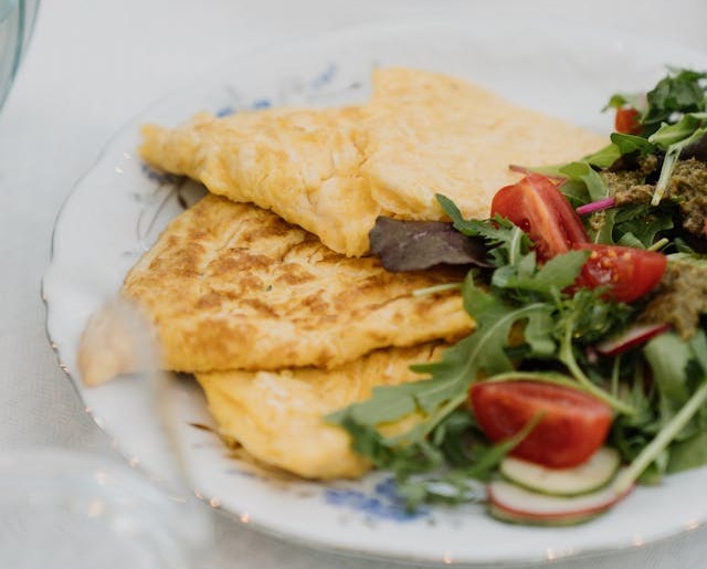 Omletă și salată de legume