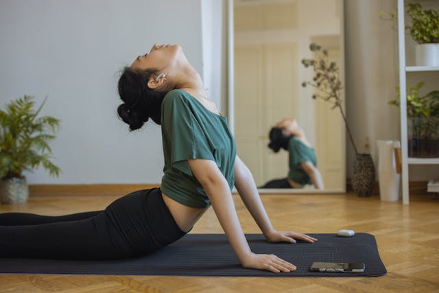 Femeie care face pilates pe saltea