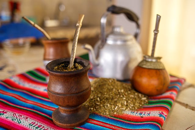 Ceai de yerba mate în recipiente tradiționale