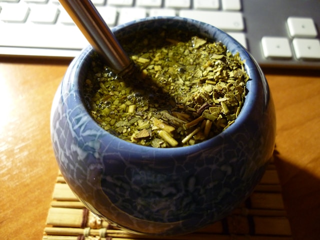 Ceai de yerba mate în cană cu pai