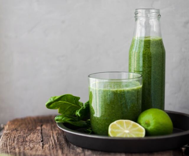 Pahar cu smoothie verde