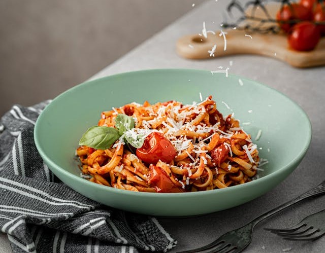 Spaghete cu sos de tomate și anșoa